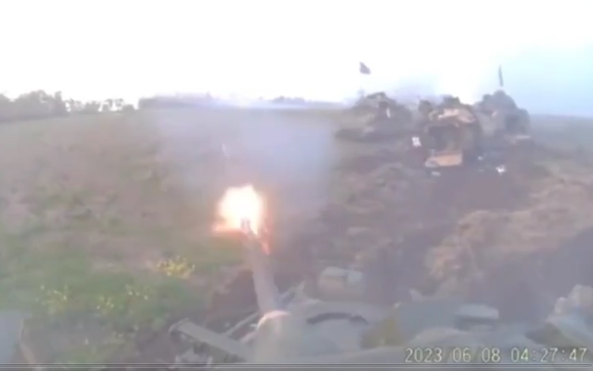 Cận cảnh bên trong đội hình thiết giáp Ukraine bị kẹt giữa bãi mìn quân Nga